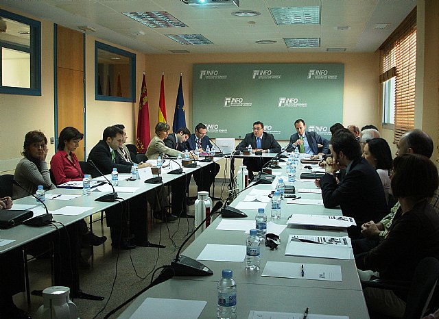 La Comunidad analiza con las empresas del sector químico alianzas para aumentar su competitividad - 1, Foto 1