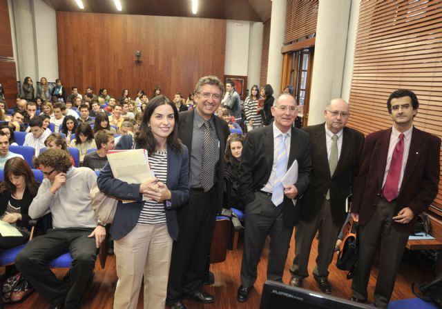 Una mesa redonda pone fin a la reunión sobre terrorismo internacional - 1, Foto 1