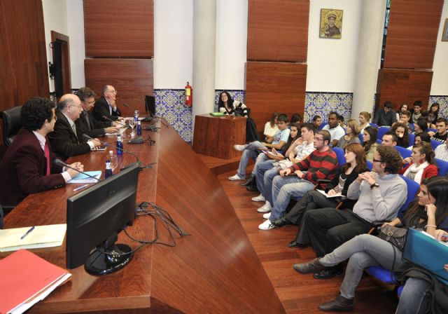 Una mesa redonda pone fin a la reunión sobre terrorismo internacional - 2, Foto 2