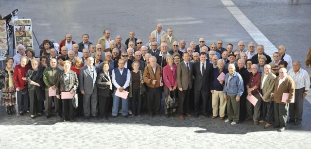 Ayuntamiento y la Caixa distribuyen ordenadores a todos los centros de mayores del municipio - 1, Foto 1