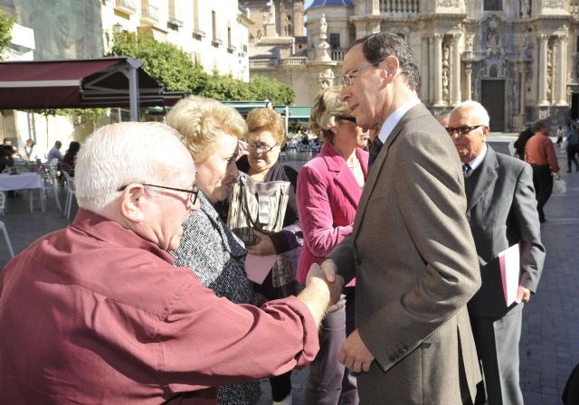 Ayuntamiento y la Caixa distribuyen ordenadores a todos los centros de mayores del municipio - 2, Foto 2