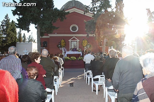 Autoridades municipales acuden a la tradicional Misa de Ánimas en el cementerio municipal Nuestra Señora del Carmen, Foto 1