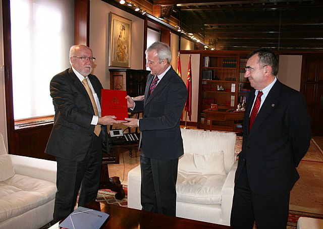 El presidente de la Comunidad, Ramón Luis Valcárcel, recibe al fiscal jefe del TSJ de Murcia, Manuel López Bernal - 1, Foto 1