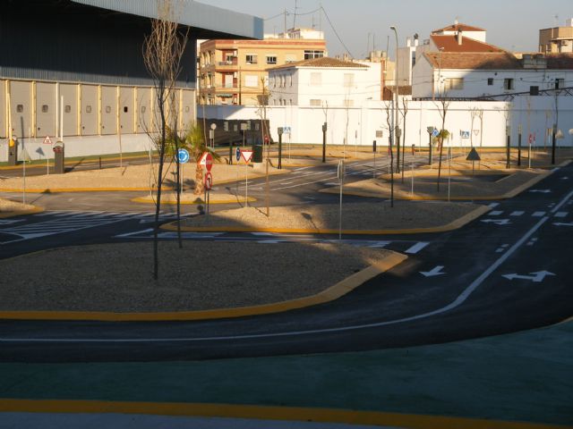 Agentes de la Policía Local intervienen en el incendio de un turismo en la C/ Mayor - 1, Foto 1