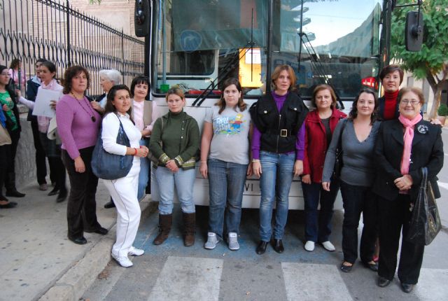 La concejal de Mujer e Igualdad de Oportunidad visita el aula móvil Internet a tu medida, Foto 1