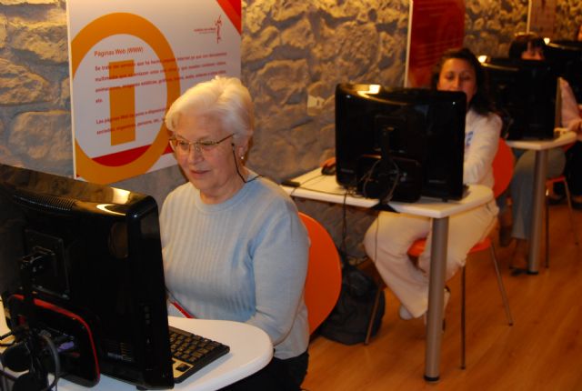La concejal de Mujer e Igualdad de Oportunidad visita el aula móvil Internet a tu medida, Foto 2