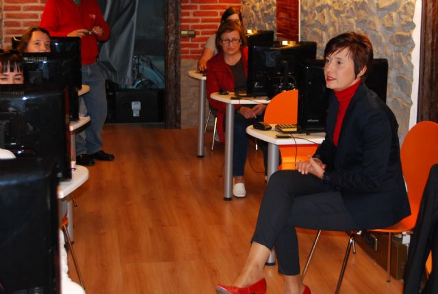La concejal de Mujer e Igualdad de Oportunidad visita el aula móvil Internet a tu medida, Foto 3
