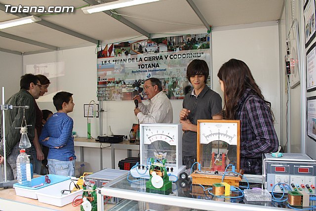 El IES Juan de la Cierva de Totana participó con un stand en la X Semana de la Ciencia y la Tecnología de la Región, Foto 1