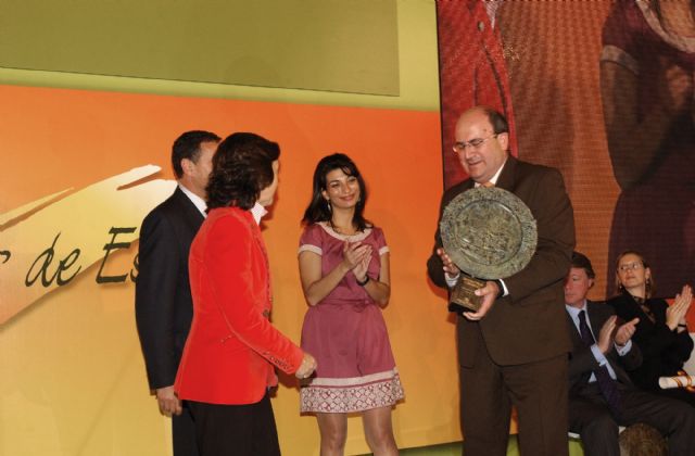 La Ministra de Medio Ambiente, Rosa Aguilar, entreg en la noche del pasado jueves el premio Alimentos de España a COATO - 2