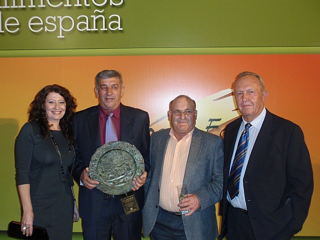 La Ministra de Medio Ambiente, Rosa Aguilar, entreg en la noche del pasado jueves el premio Alimentos de España a COATO - 10