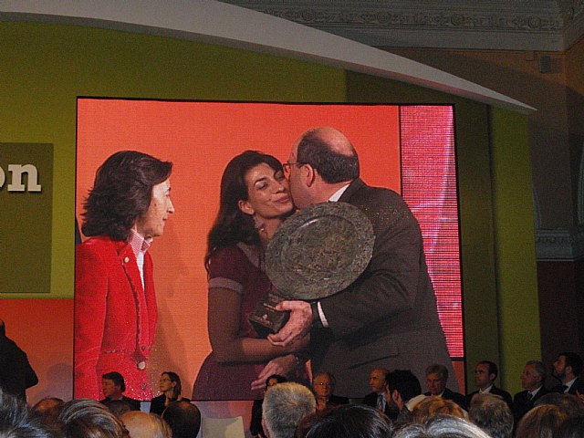La Ministra de Medio Ambiente, Rosa Aguilar, entreg en la noche del pasado jueves el premio Alimentos de España a COATO - 25