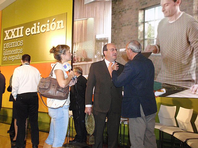 La Ministra de Medio Ambiente, Rosa Aguilar, entreg en la noche del pasado jueves el premio Alimentos de España a COATO - 27