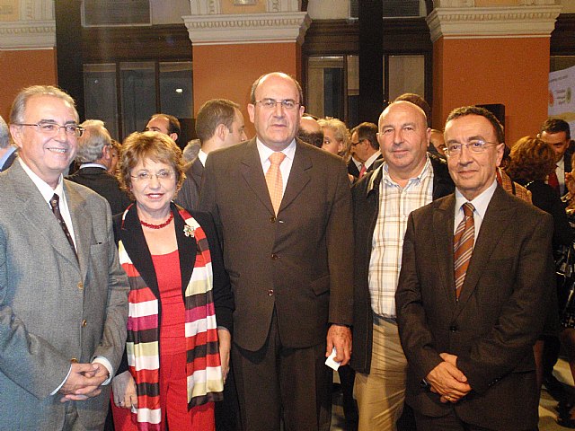 La Ministra de Medio Ambiente, Rosa Aguilar, entreg en la noche del pasado jueves el premio Alimentos de España a COATO - 31