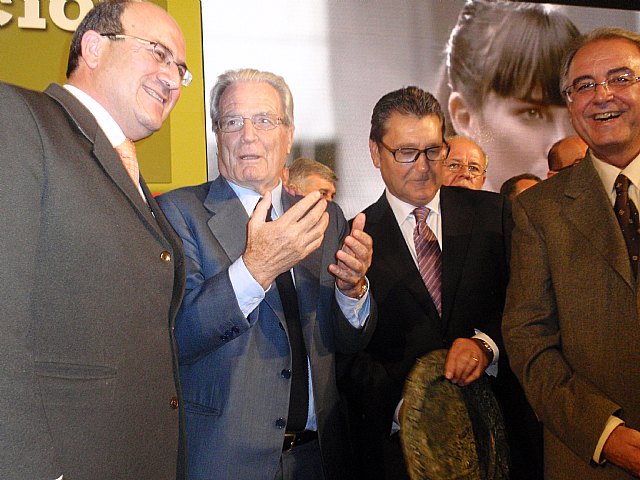 La Ministra de Medio Ambiente, Rosa Aguilar, entreg en la noche del pasado jueves el premio Alimentos de España a COATO - 32