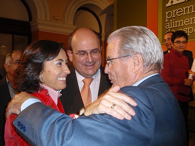 La Ministra de Medio Ambiente, Rosa Aguilar, entreg en la noche del pasado jueves el premio Alimentos de España a COATO - 33