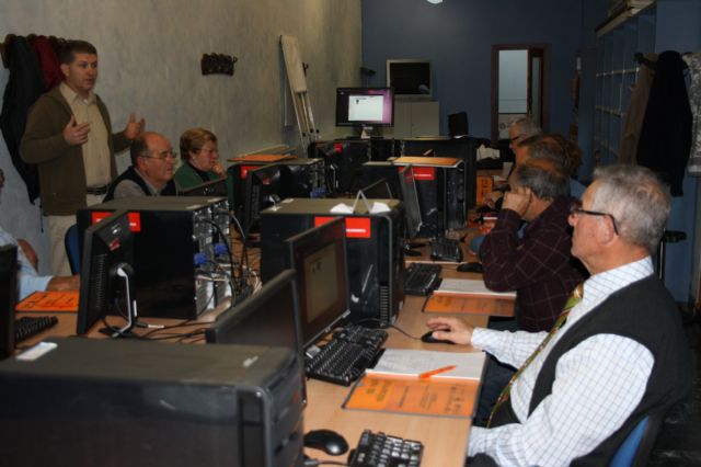 Mayores y pensionistas de Cehegín reciben sus diplomas de los cursos de internet - 2, Foto 2