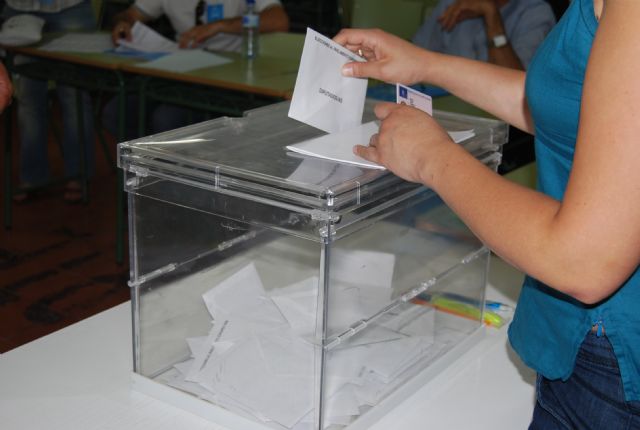 El ayuntamiento informa a los inmigrantes que puedan votar en las próximas elecciones municipales del año 2011, Foto 1
