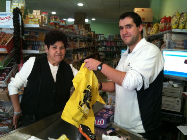 Comienzan a repartir 1.500 bolsas de plástico reutilizables - 1, Foto 1