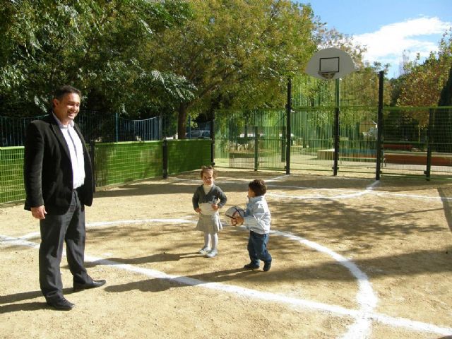 El Ayuntamiento de Lorca instala una pista polideportiva en el Parque Pediatra Diego Pallarés para fomentar el deporte entre los más jóvenes - 1, Foto 1