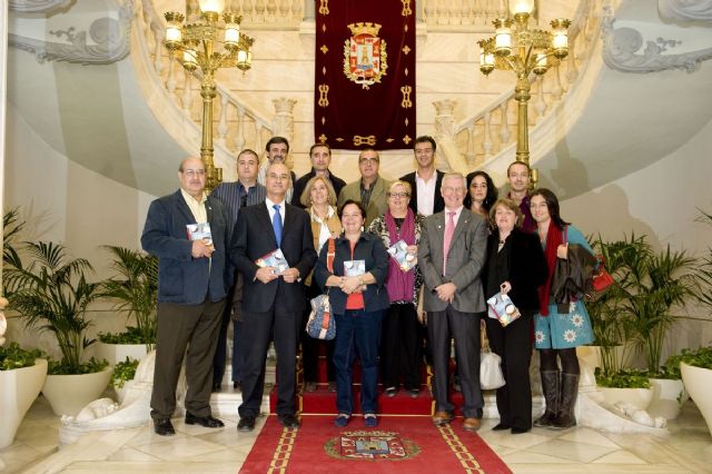 Una guía en cuatro idiomas nos acerca al sistema educativo en la Región - 1, Foto 1