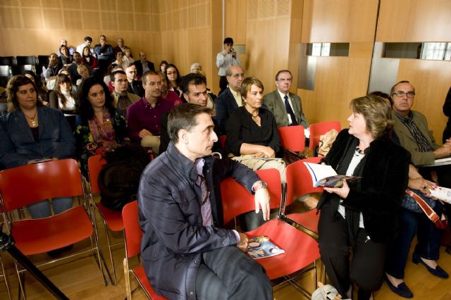 Una guía en cuatro idiomas nos acerca al sistema educativo en la Región - 4, Foto 4