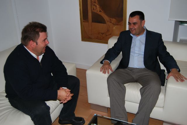 El alcalde muestra el apoyo a institucional y económico al presidente del Ilustre Cabildo Superior de Procesiones de Totana, Foto 1