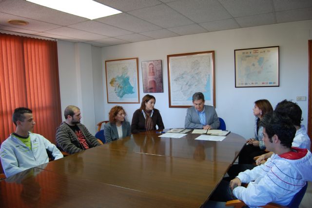 El Ayuntamiento firma el convenio del Proyecto Corresponsal Juvenil de Alguazas - 1, Foto 1
