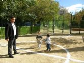 El Ayuntamiento de Lorca instala una pista polideportiva en el Parque Pediatra Diego Pallarés para fomentar el deporte entre los más jóvenes