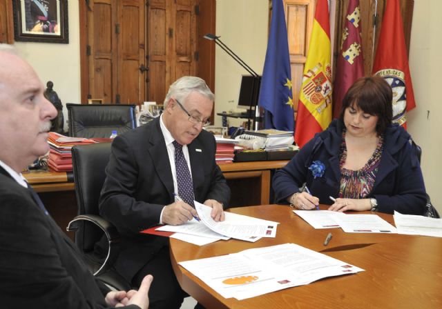 La Universidad de Murcia fomentará las investigaciones para combatir las enfermedades raras, Foto 2