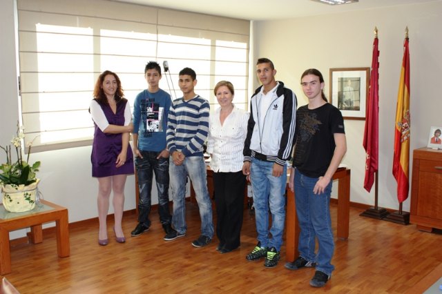 La consejera de Sanidad y Consumo recibe a los alumnos del Instituto de Enseñanza Secundaria Politécnico de Cartagena - 1, Foto 1