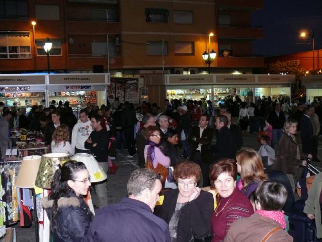 El alcalde inaugura la I Feria Outlet que ha arrancado con una buena acogida por parte de los vecinos - 2, Foto 2