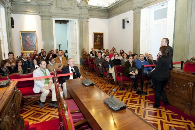 La alcaldesa recibe a miembros de la Asociación Francisco de Vitoria - 1, Foto 1