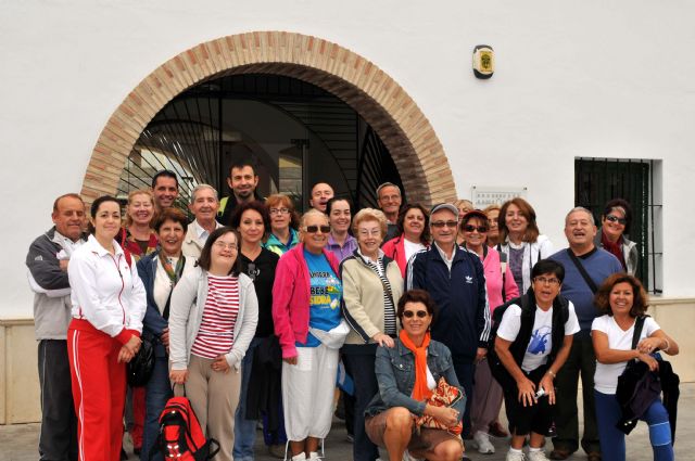 El banco del tiempo inaugura su taller de senderismo - 1, Foto 1