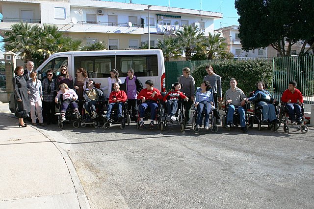 La Comunidad entrega un vehículo adaptado para personas con movilidad reducida en la población cartagenera de Los Dolores - 1, Foto 1