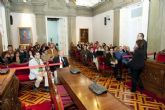 La alcaldesa recibe a miembros de la Asociación Francisco de Vitoria