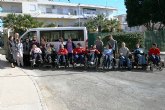 La Comunidad entrega un vehículo adaptado para personas con movilidad reducida en la población cartagenera de Los Dolores