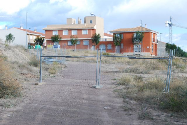 Comienzan las labores de adecuación y de limpieza del solar en el que en breve arrancarán las obras del nuevo colegio de doble línea, Foto 1
