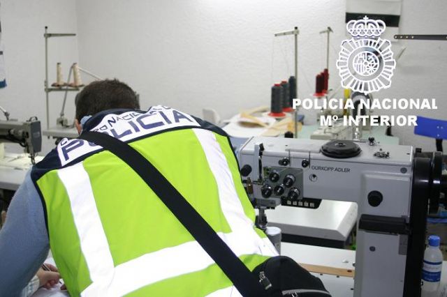 La Policía desmantela un taller textil clandestino en Yecla - 1, Foto 1