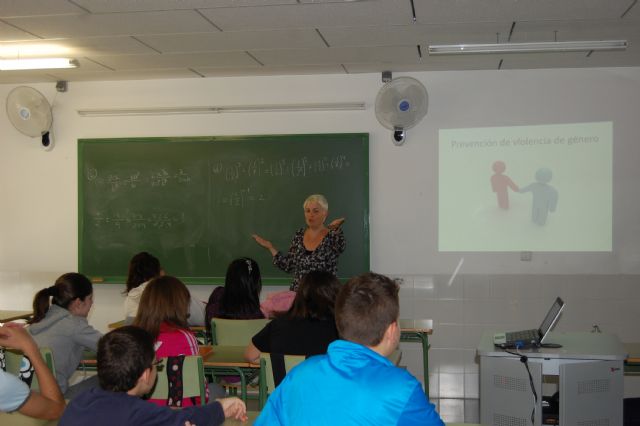 Los alumnos de los institutos de Alguazas asisten a una charla taller sobre la violencia de género - 2, Foto 2