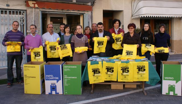 El Ayuntamiento de Puerto Lumbreras reparte 5.000 ´Bolsas de 15 usos´ en comercios locales - 1, Foto 1