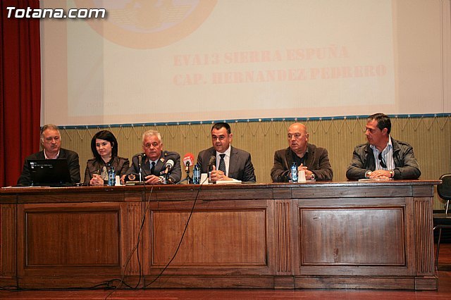 Los escolares se acercan al acuartelamiento áereo de Sierra Espuña (EVA 13) a través de una exposición y seminarios, Foto 1