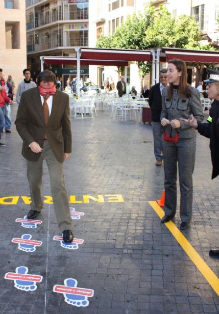Los escolares murcianos sienten los efectos del alcohol al conducir con unas gafas especiales proporcionadas por la Policía Local - 3, Foto 3