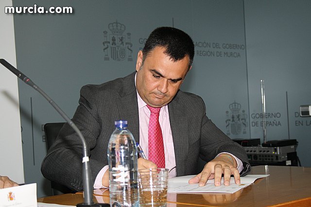 El alcalde suscribe el acuerdo con la secretaria de Estado de Vivienda y la Comunidad Autónoma, Foto 2