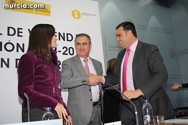 El alcalde suscribe el acuerdo con la secretaria de Estado de Vivienda y la Comunidad Autónoma, Foto 3