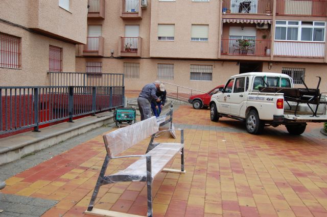 El Ayuntamiento renueva el mobiliario urbano del municipio - 1, Foto 1
