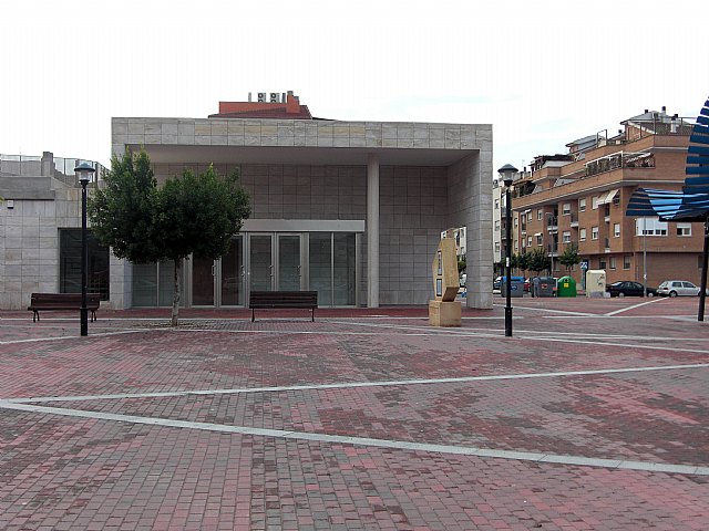 Continúa cerrado a cal y canto el centro municipal de Santiago y Zaraiche dos años después de finalizar su construcción - 2, Foto 2