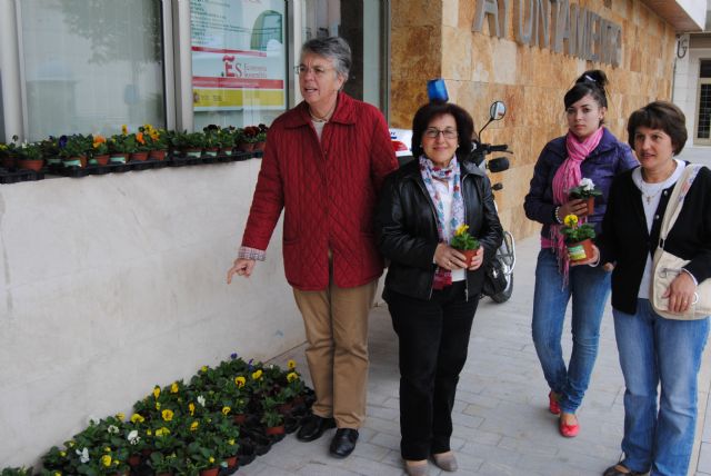 Reparto de plantas para inaugurar el programa contra la violencia de género - 1, Foto 1