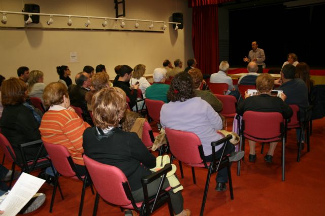 Los vecinos de Rincón de Beniscornia trasladan a Pedro López los problemas para conectarse a Internet y su disconformidad con los cambios de tráfico en la calle Mayor - 1, Foto 1