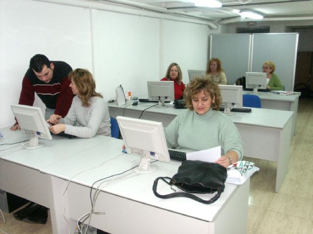 Mujer abre el plazo de inscripción de los nuevos cursos de Informática - 1, Foto 1