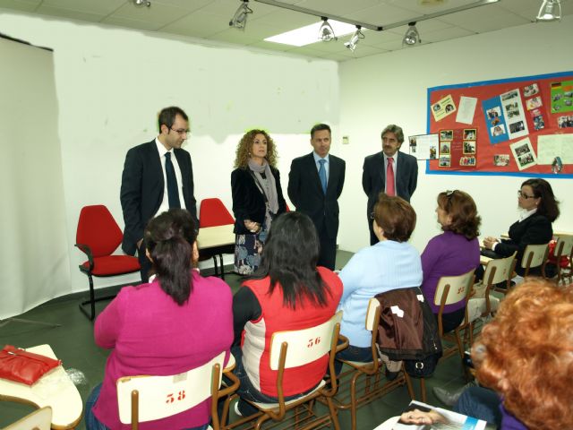 Miguel Ángel Miralles y Manuel González, junto con los directivos de la Obra Social de la Caixa, Foto 1